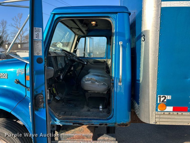 image for item EK4006 2000 International 4700 box truck