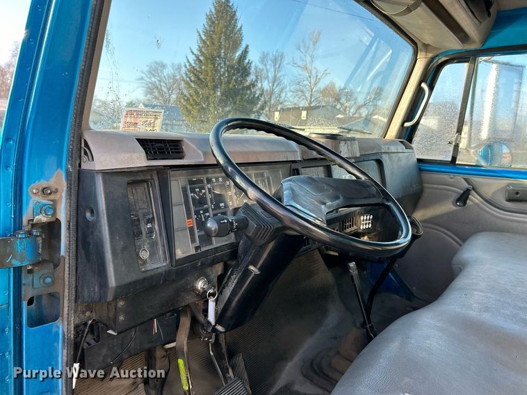 image for item EK4006 2000 International 4700 box truck