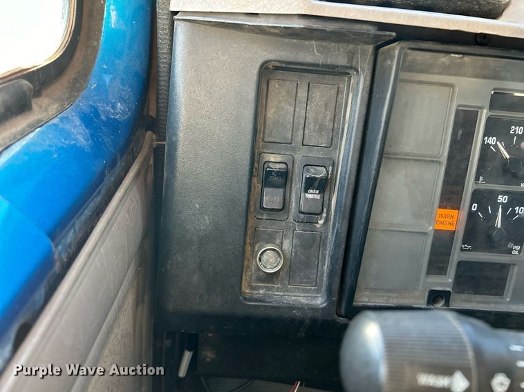 image for item EK4006 2000 International 4700 box truck