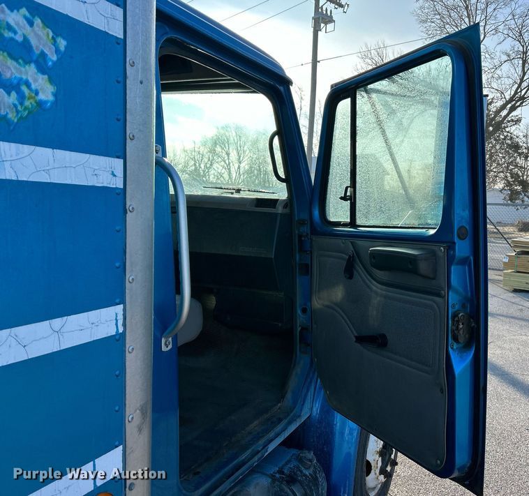 image for item EK4006 2000 International 4700 box truck