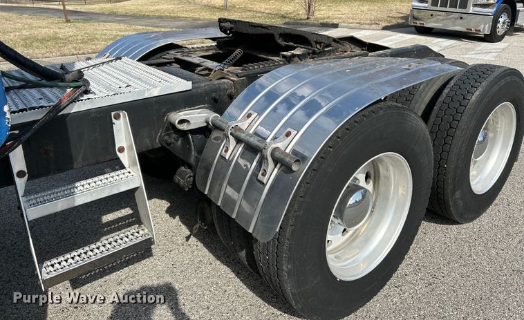 image for item EK4163 2000 Peterbilt 379 semi truck