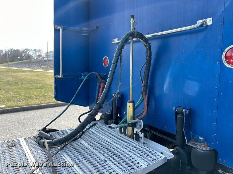 image for item EK4163 2000 Peterbilt 379 semi truck