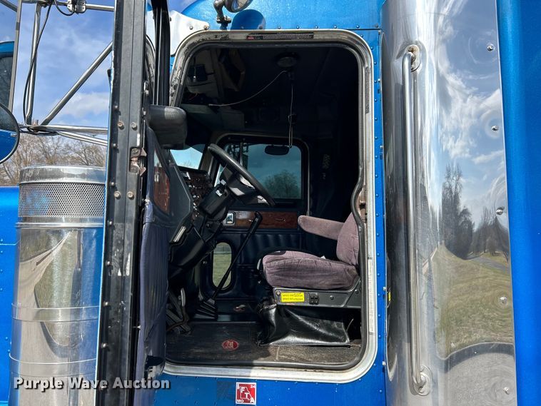 image for item EK4163 2000 Peterbilt 379 semi truck