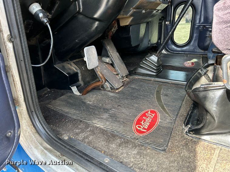 image for item EK4163 2000 Peterbilt 379 semi truck