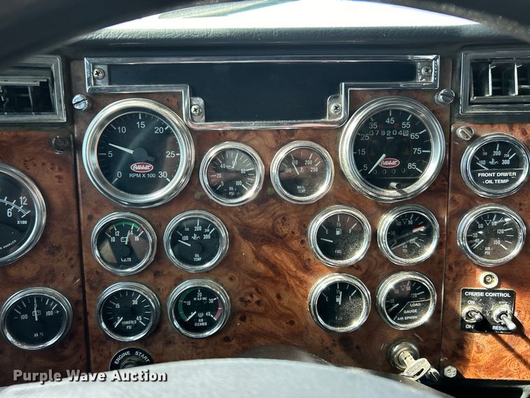 image for item EK4163 2000 Peterbilt 379 semi truck