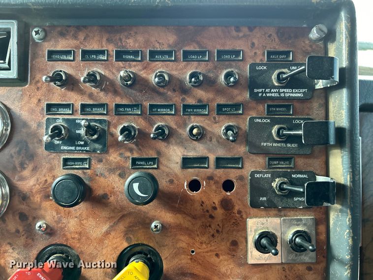 image for item EK4163 2000 Peterbilt 379 semi truck