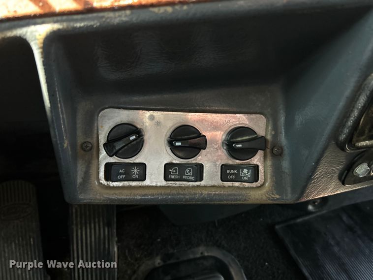 image for item EK4163 2000 Peterbilt 379 semi truck