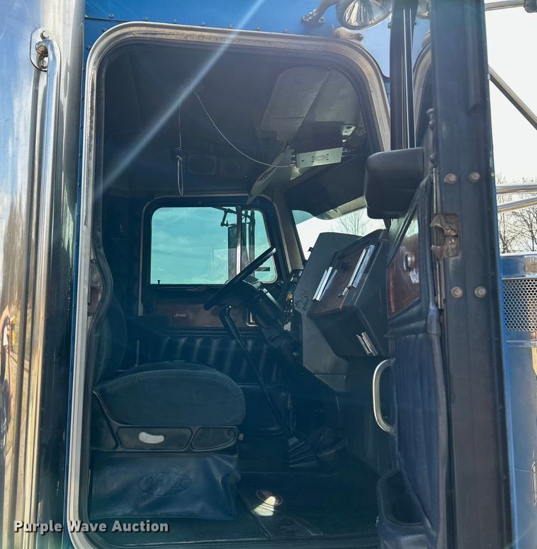 image for item EK4163 2000 Peterbilt 379 semi truck