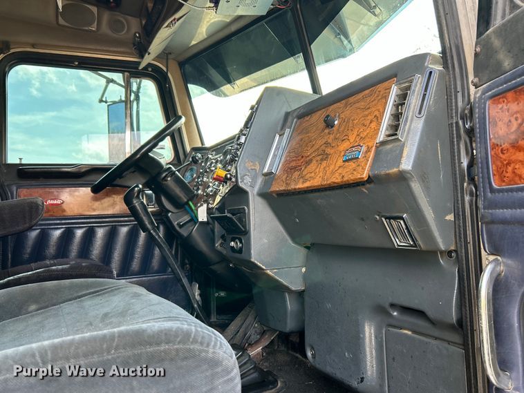 image for item EK4163 2000 Peterbilt 379 semi truck