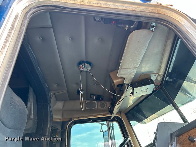 image for item EK4163 2000 Peterbilt 379 semi truck