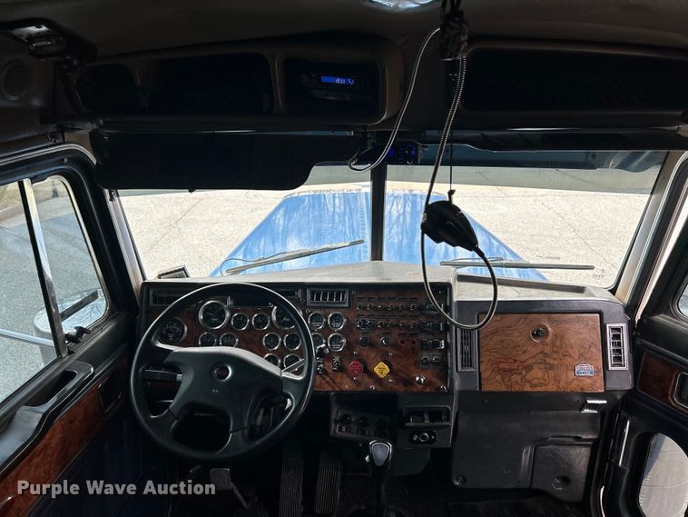 image for item EK4163 2000 Peterbilt 379 semi truck