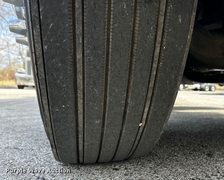 image for item EK4163 2000 Peterbilt 379 semi truck