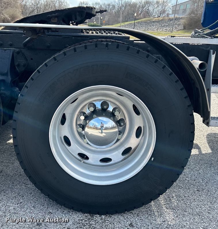 image for item EK4163 2000 Peterbilt 379 semi truck