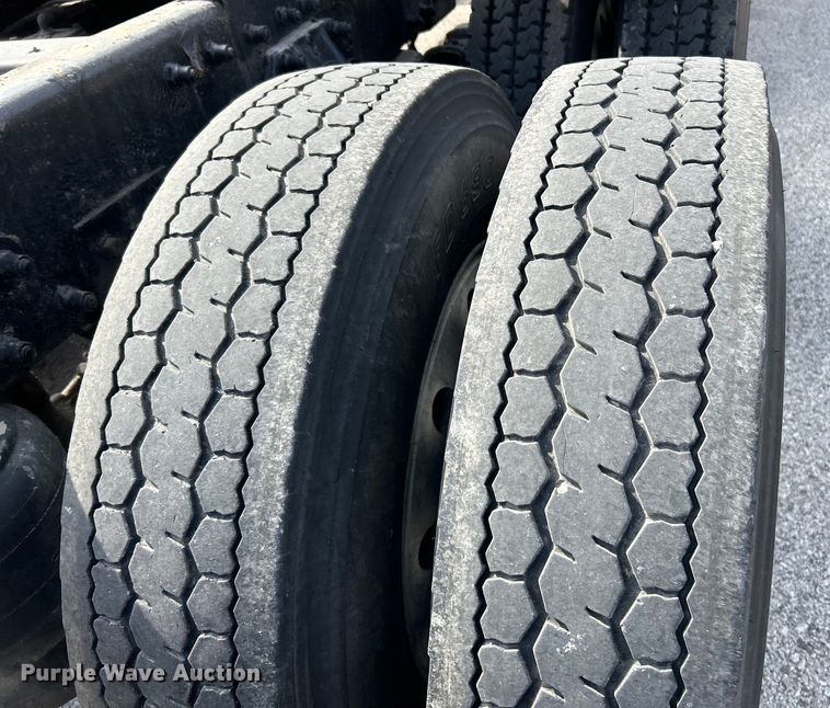 image for item EK4163 2000 Peterbilt 379 semi truck