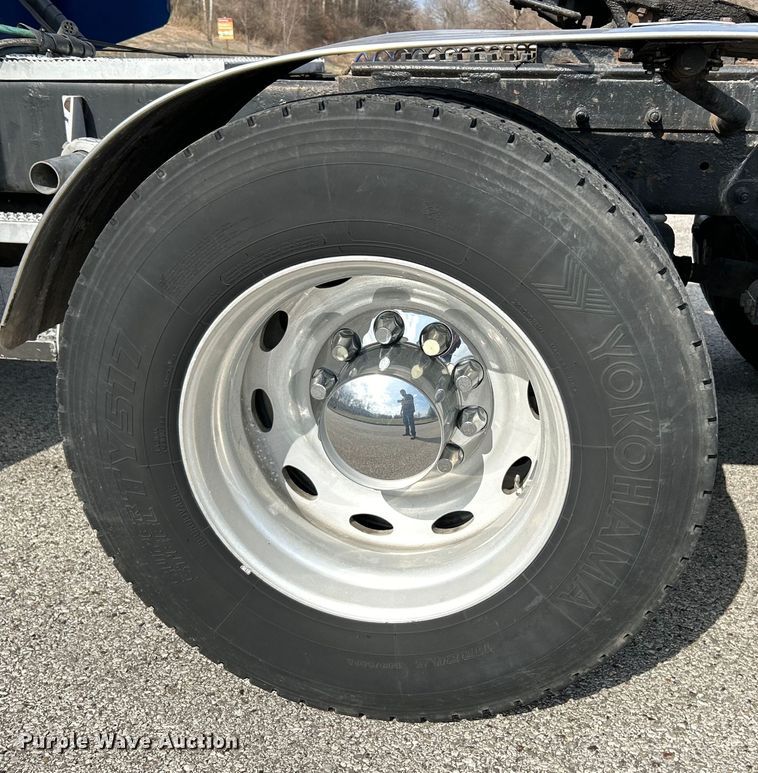 image for item EK4163 2000 Peterbilt 379 semi truck