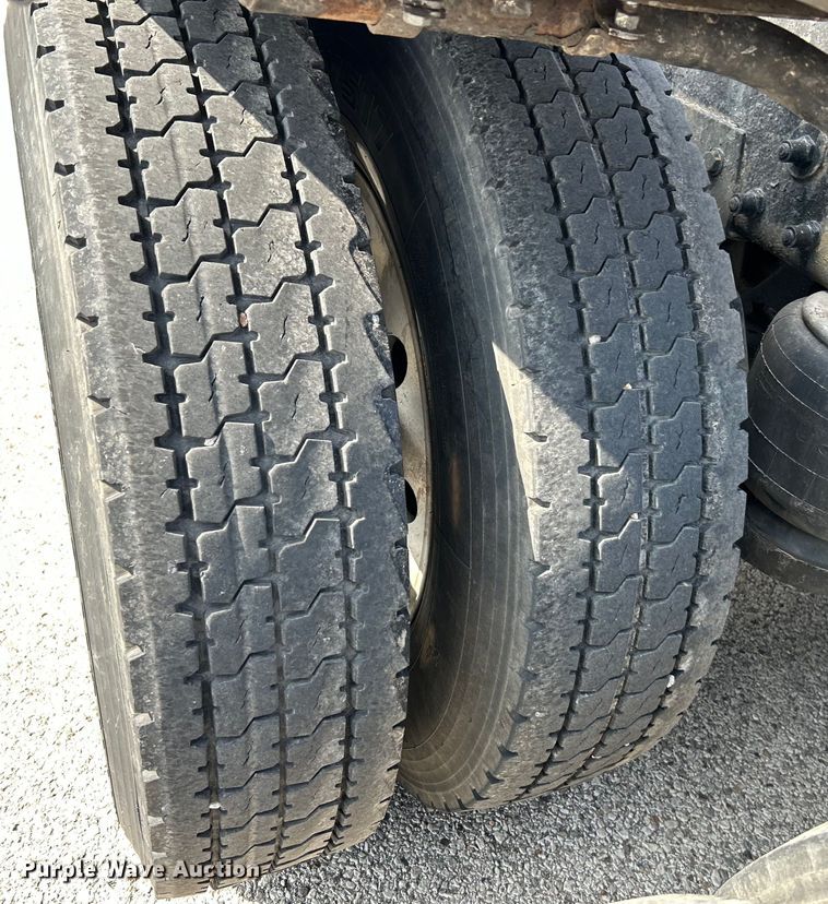 image for item EK4163 2000 Peterbilt 379 semi truck