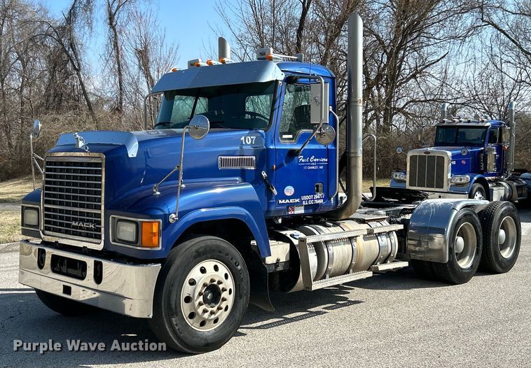 image for item EK4165 2014 Mack CHU613 semi truck