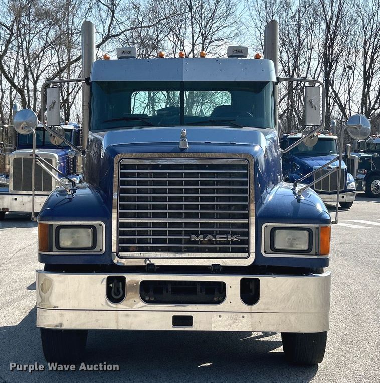 image for item EK4165 2014 Mack CHU613 semi truck