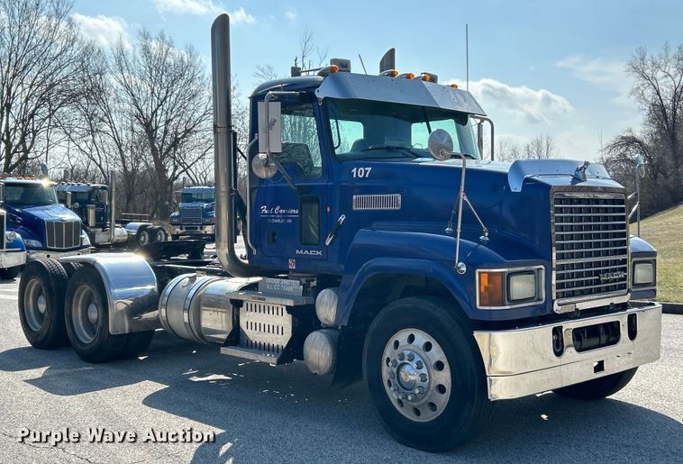 image for item EK4165 2014 Mack CHU613 semi truck