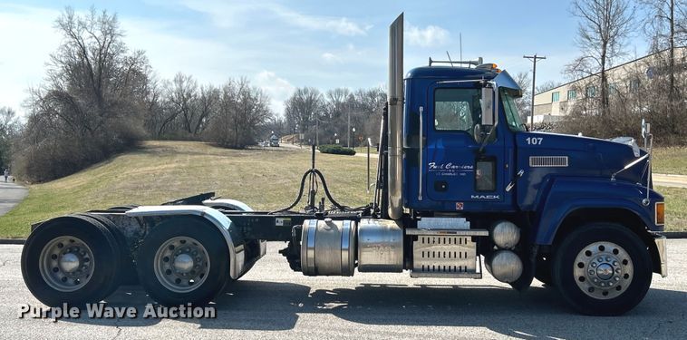 image for item EK4165 2014 Mack CHU613 semi truck