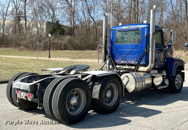 image for item EK4165 2014 Mack CHU613 semi truck