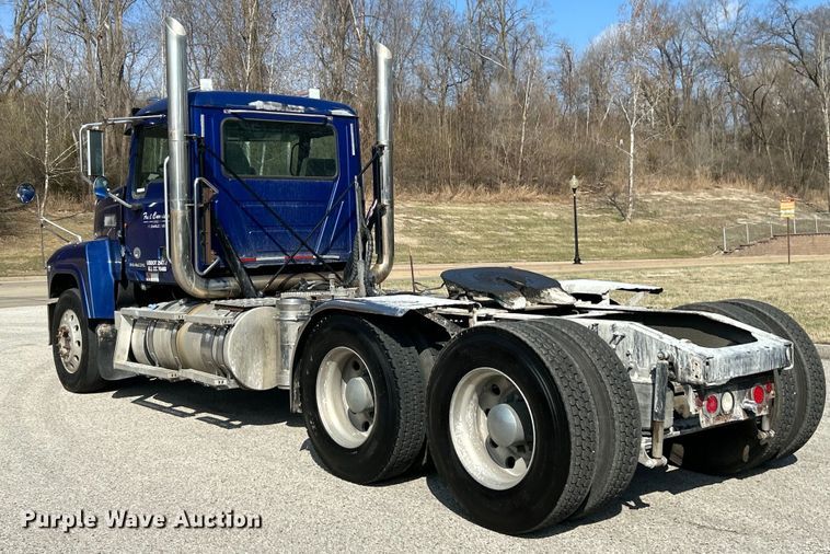 image for item EK4165 2014 Mack CHU613 semi truck