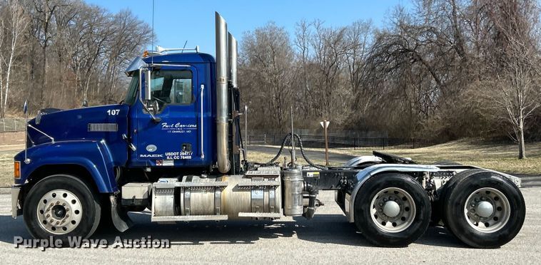 image for item EK4165 2014 Mack CHU613 semi truck