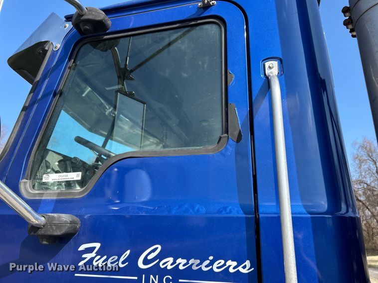 image for item EK4165 2014 Mack CHU613 semi truck