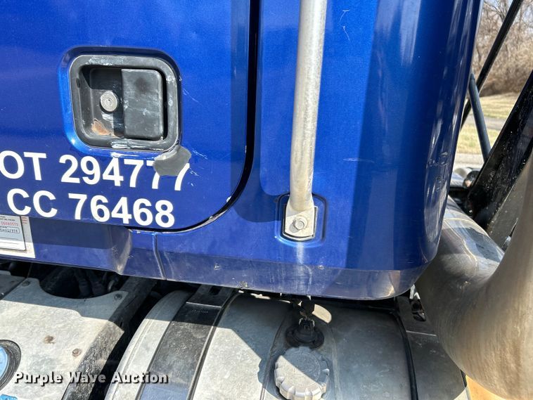 image for item EK4165 2014 Mack CHU613 semi truck