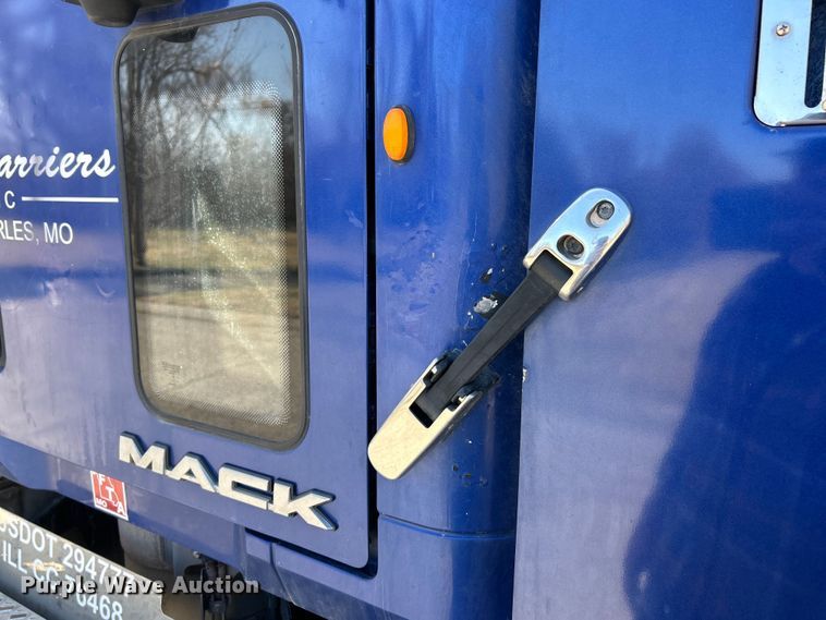 image for item EK4165 2014 Mack CHU613 semi truck