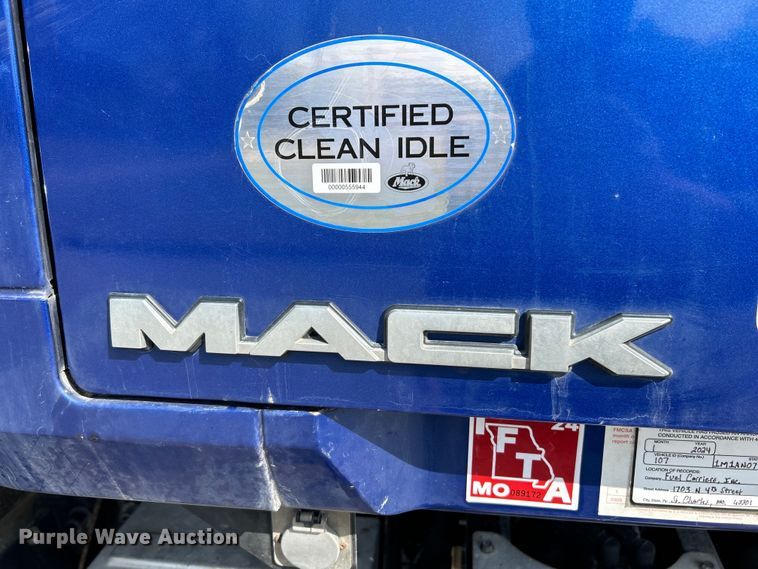 image for item EK4165 2014 Mack CHU613 semi truck