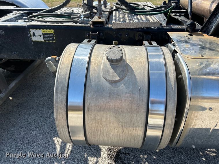 image for item EK4165 2014 Mack CHU613 semi truck