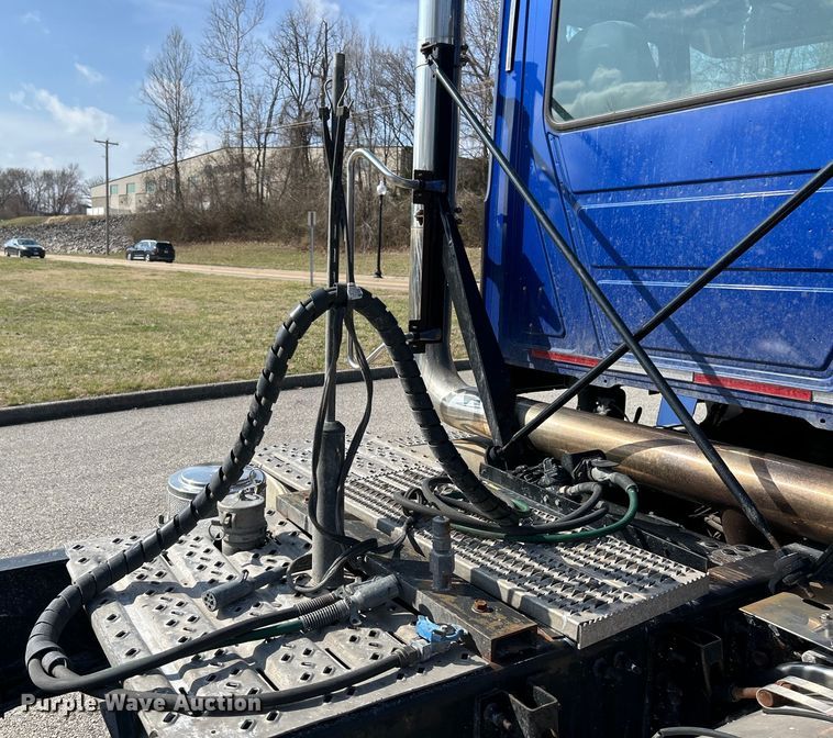 image for item EK4165 2014 Mack CHU613 semi truck