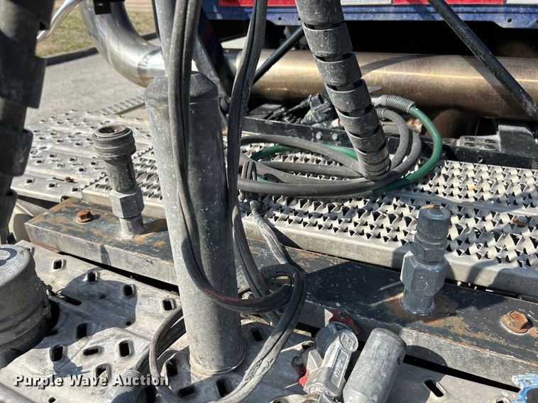 image for item EK4165 2014 Mack CHU613 semi truck