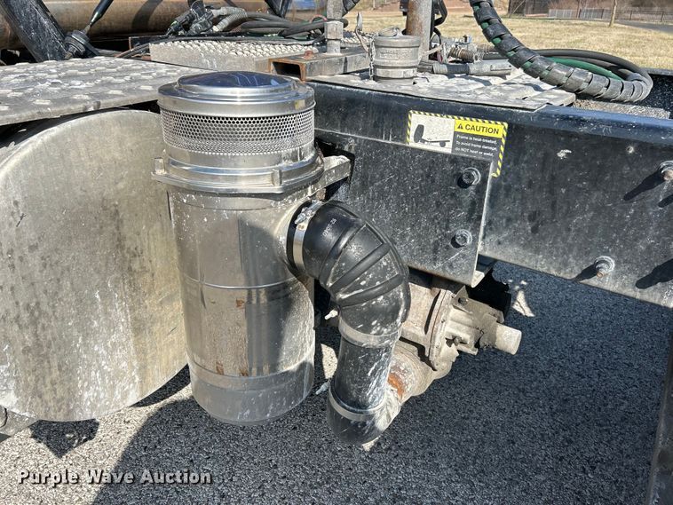 image for item EK4165 2014 Mack CHU613 semi truck