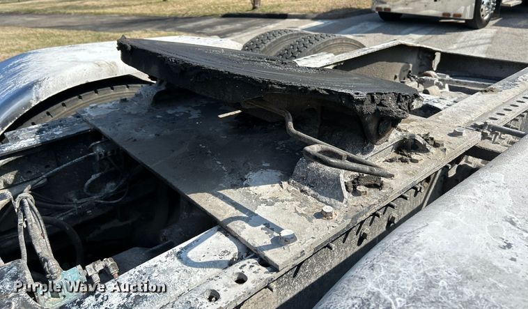 image for item EK4165 2014 Mack CHU613 semi truck