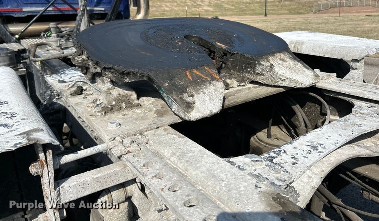 image for item EK4165 2014 Mack CHU613 semi truck