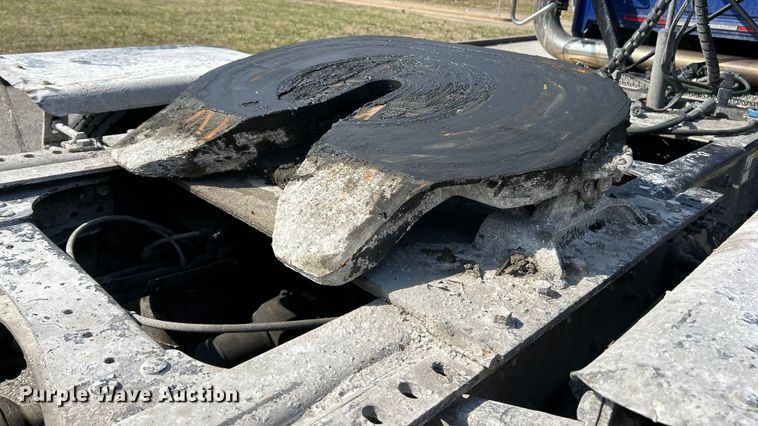 image for item EK4165 2014 Mack CHU613 semi truck