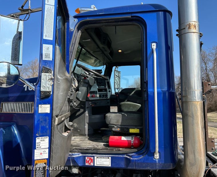 image for item EK4165 2014 Mack CHU613 semi truck