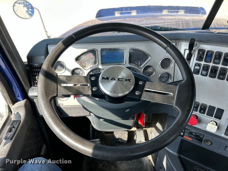 image for item EK4165 2014 Mack CHU613 semi truck