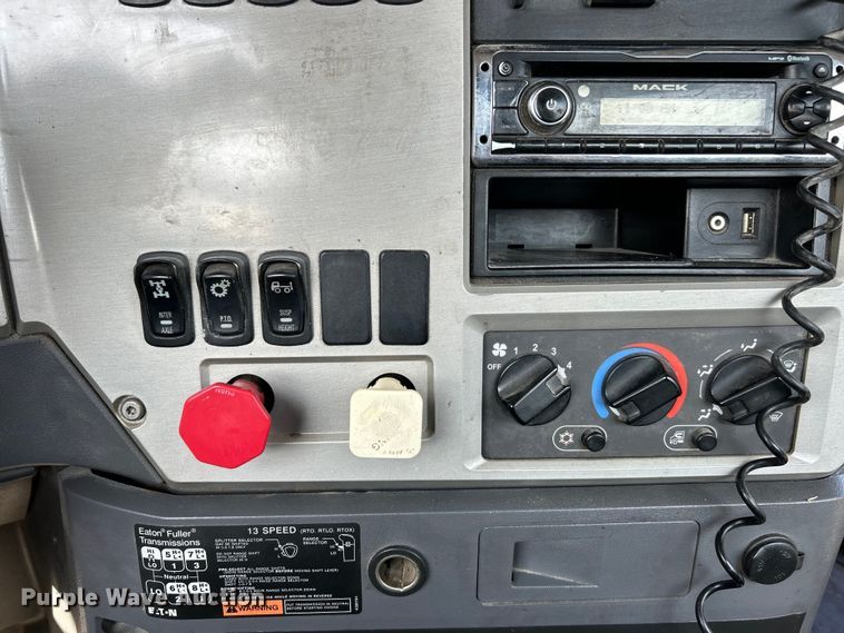 image for item EK4165 2014 Mack CHU613 semi truck