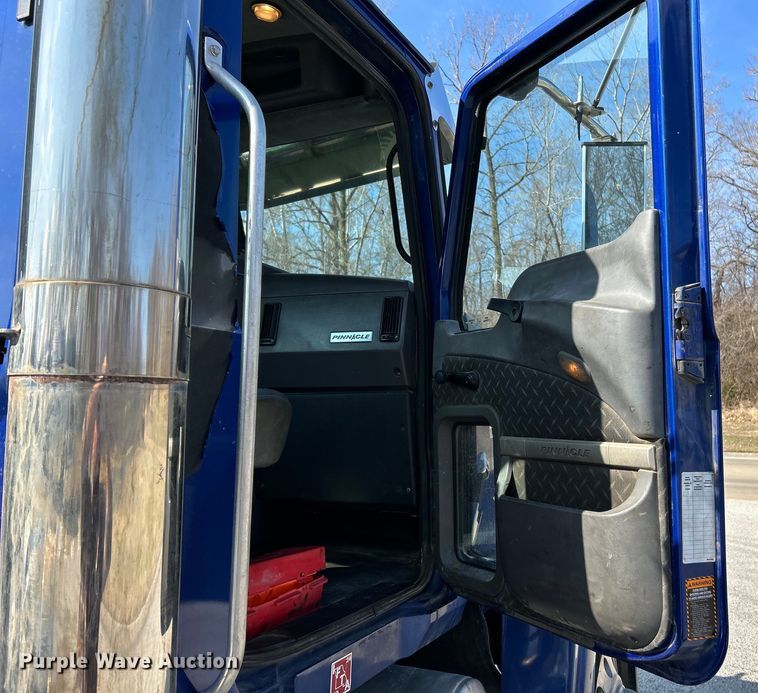 image for item EK4165 2014 Mack CHU613 semi truck