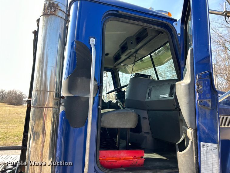 image for item EK4165 2014 Mack CHU613 semi truck