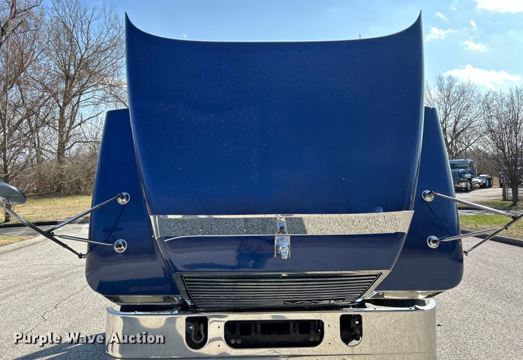 image for item EK4165 2014 Mack CHU613 semi truck