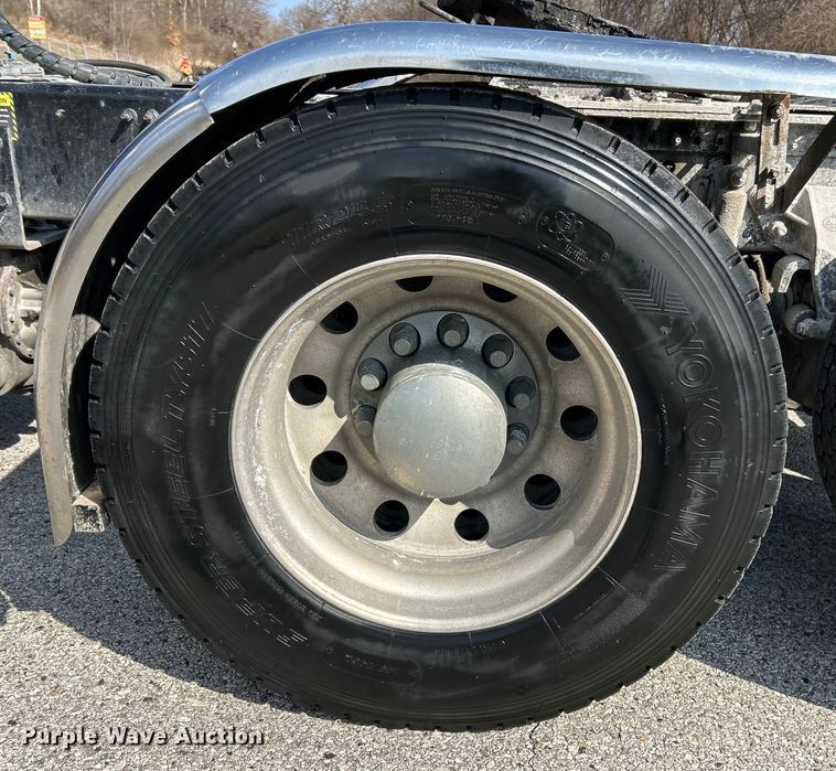 image for item EK4165 2014 Mack CHU613 semi truck