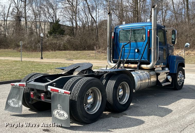 image for item EK4177 2012 Mack CHU613 semi truck