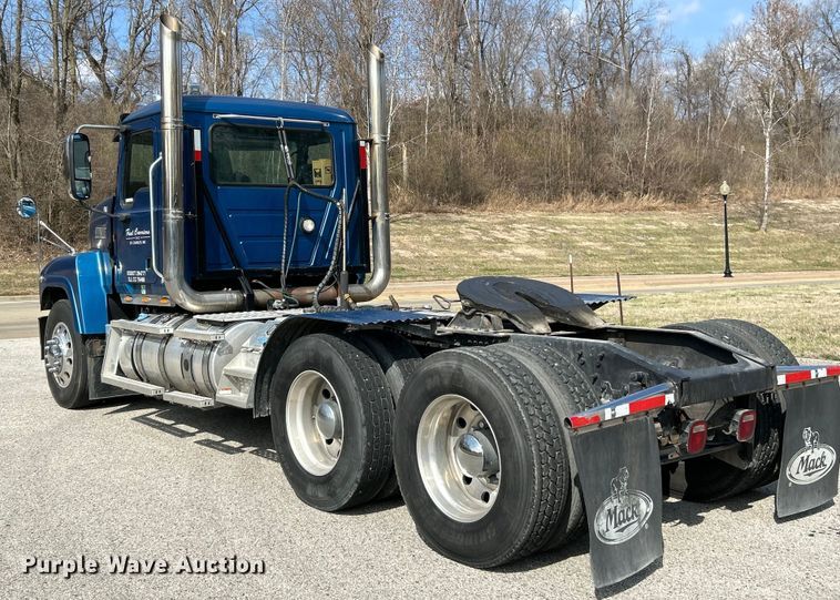 image for item EK4177 2012 Mack CHU613 semi truck