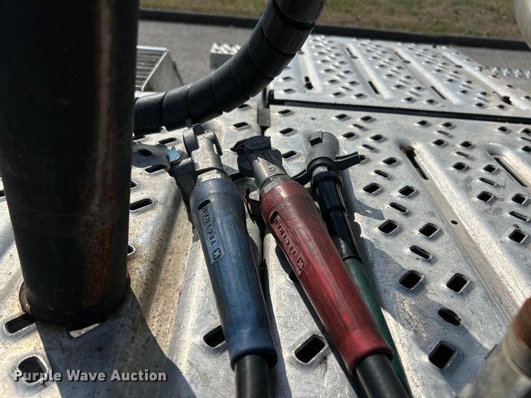 image for item EK4177 2012 Mack CHU613 semi truck