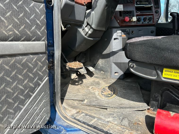 image for item EK4177 2012 Mack CHU613 semi truck