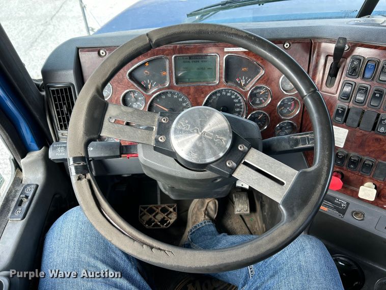 image for item EK4177 2012 Mack CHU613 semi truck